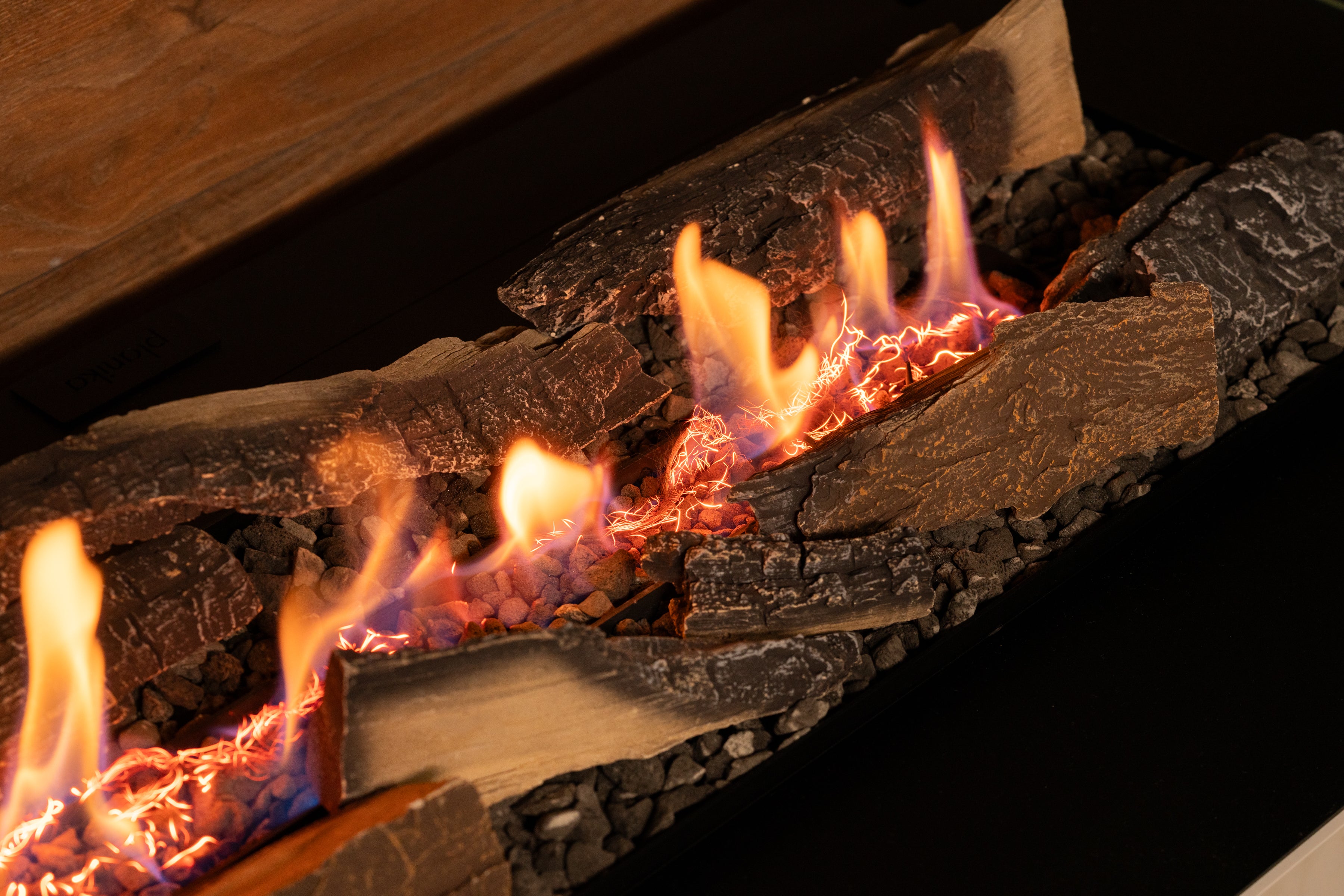 Feuerlinie mit dekorativen Holzscheiten
